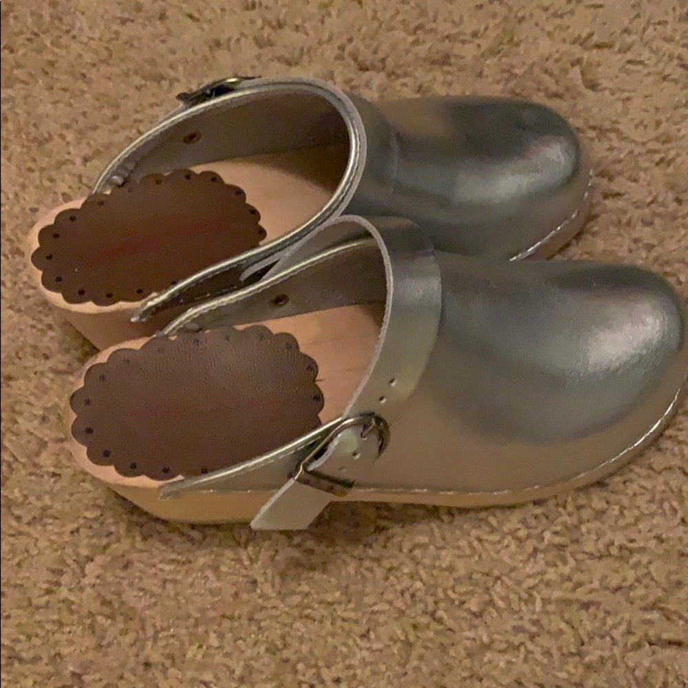 Girls clogs